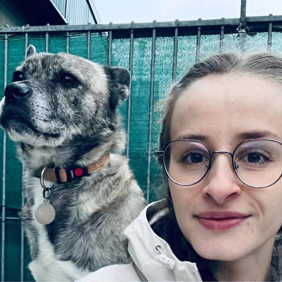 Julie, la propriétaire de Pension Câline, avec un pensionnaire